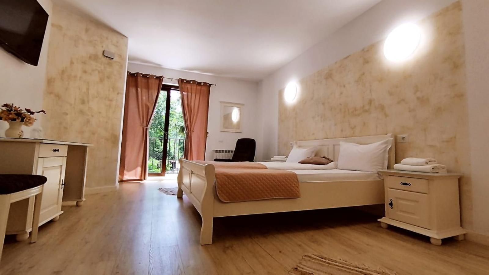 La Rascruce De Ape Hotel Sucevita Kültér fotó